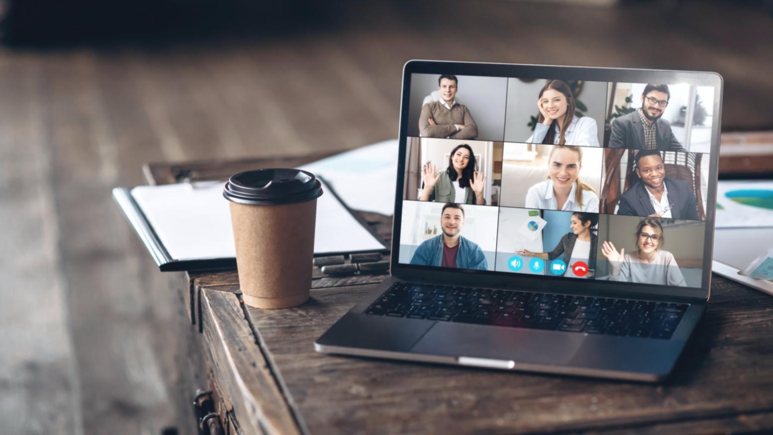 Studente internazionale che studia in un ambiente rilassante